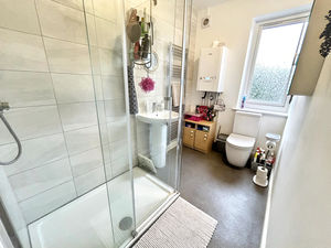 Shower room- click for photo gallery